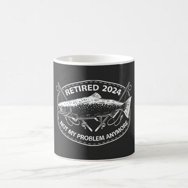 Mug Retraité 2024 Pas mon problème Plus drôle Pêche (Centre)