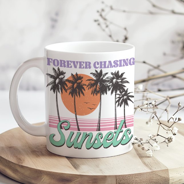 Mug Rétro "Couchers de soleil pour toujours" (Retro "Forever Chasing Sunsets" Coffee Mug on a boho wooden kitchen table.)
