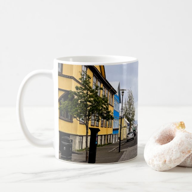 Mug Reykjavik Islande Street Scene Mountain Photo (Avec donut)