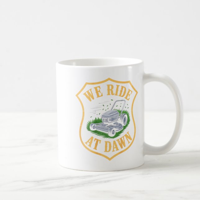 Mug Riding Lawn Mower We Ride At Dawn Funny Lawn Mowin (Droite)