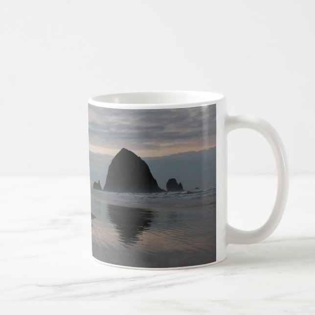 Mug Roche de meule de foin à la plage de canon (Droite)