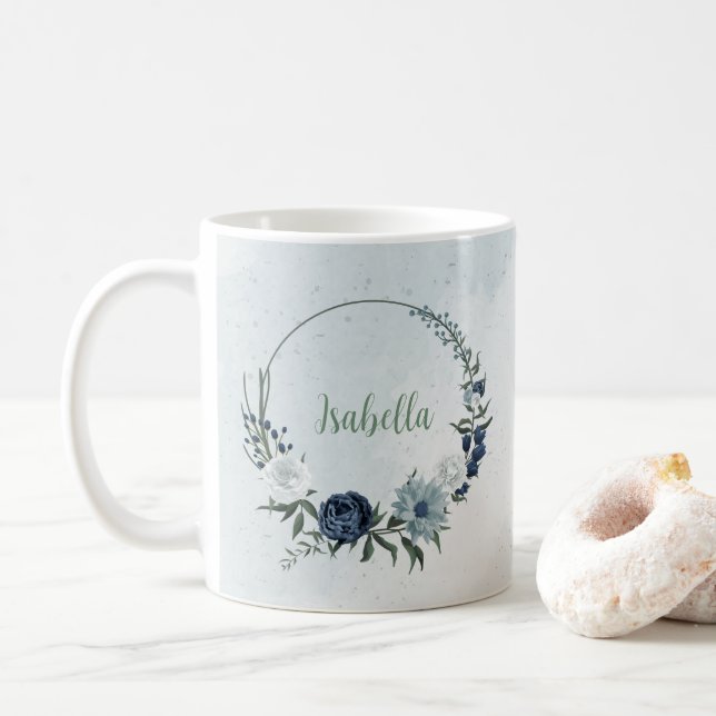 Mug romantique blanc poussiéreux et bleu marine floral (Avec donut)