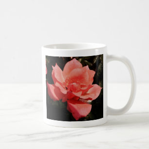 Mug rose de pêche et détritus