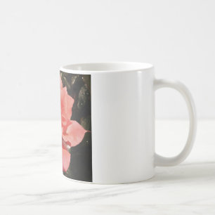Mug rose de pêche et détritus