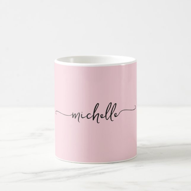 Mug Rose Pâle Élégante Signature Monogramme Script (Centre)