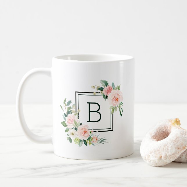Mug Rougissent le monogramme rose de fleur d'aquarelle (Avec donut)