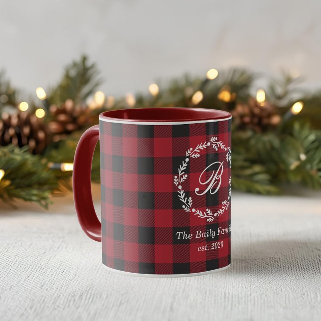Mug Russe Red Buffalo Check Christmas Wreath Monogramm (Créateur téléchargé)