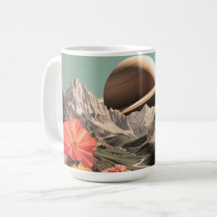 Mug Saturne surréaliste au-dessus d'une vallée montagn