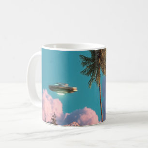 Mug Scène surréaliste d'OVNI et de montagne de palmier