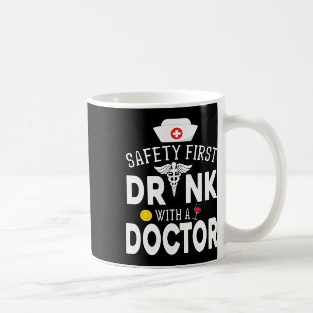 Mug Sécurité D'Abord Boire Du Vin Avec Un Docteur Sur  (Droite)