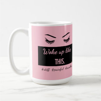 Mug S'est réveillé comme le ce des cils attaquent avec