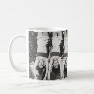 Mug Showgirls sur les bars à singes, design ludique.