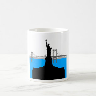 Mug Silhouette de la Statue de la Liberté sur la skyli