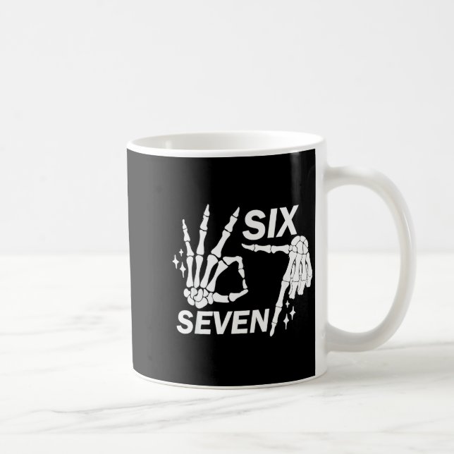 Mug Six Seven 6 7 Meme Funny Skeleton Hands Sign Let's (Droite)