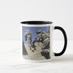 Mug Soldats courant l'escalier d'un bâtiment