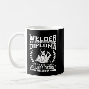Mug Soudeur Utilisant Un Diplôme D'Études Secondaires