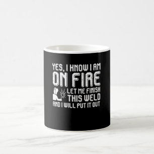 Mug Soudeuse sur la soudure de finition du feu je l'ai