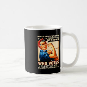 Mug Sous-Estimer Le Pouvoir D'Une Grand-Mère Qui Vote