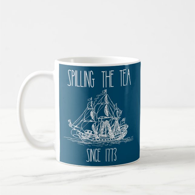 Mug Spilling the Tea depuis 1773 Funny Patriotic 4th (Gauche)