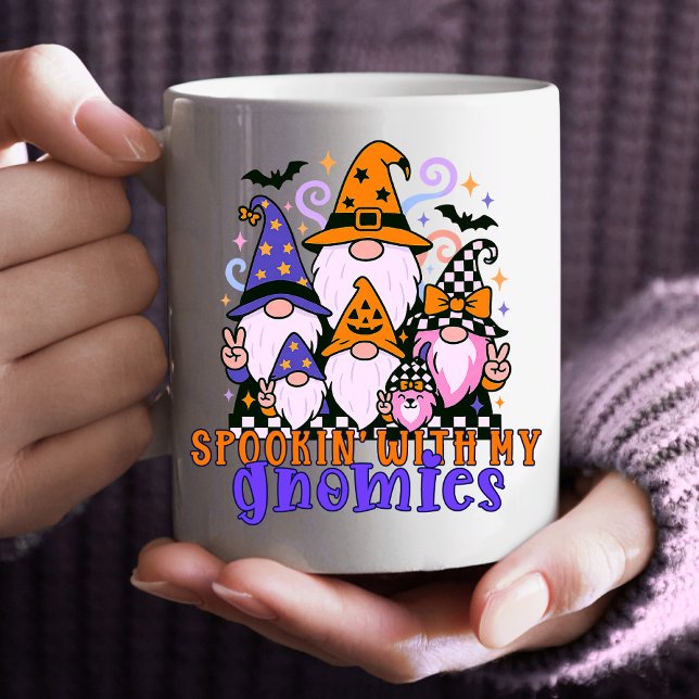 Mug Spookin’ Avec Mes Gnomies : Amis Rétro Halloween (Get festive with spookin' with my gnomies — a Halloween friends design full of humor and charm.)