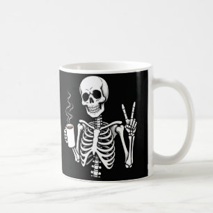 Mug squelette buvant du café