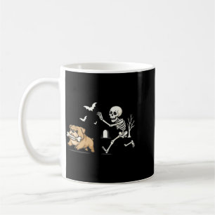 Mug Squelette drôle poursuivant un bouledogue français