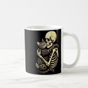 Mug Squelette drôle qui étreint un chat Halloween amat