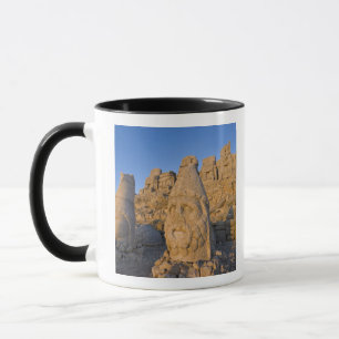 Mug Statues de tête colossales de dieux gardant le
