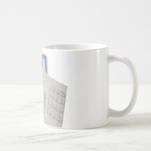 Mug stéthoscope médical sur des lectures du