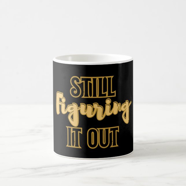 Mug Still Figuring It Out – Funny Motivational (Centre)
