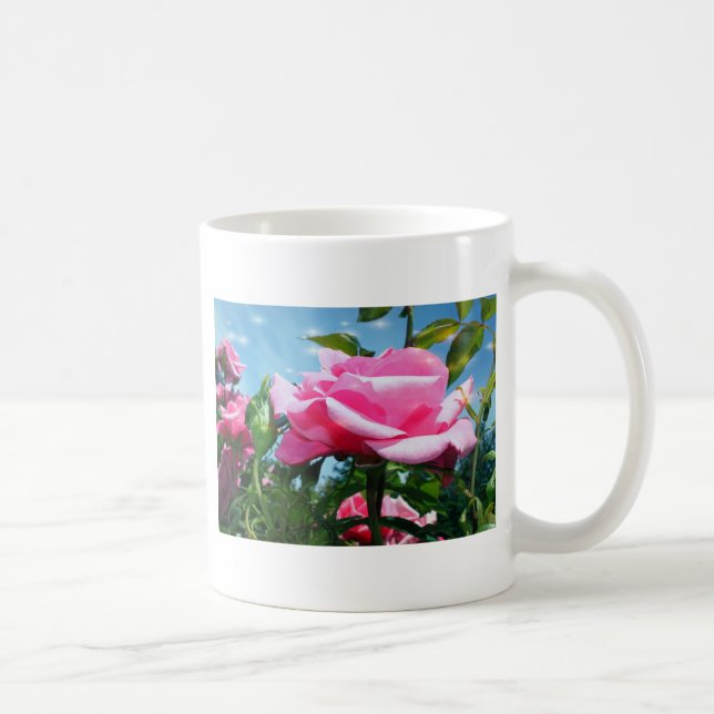 Mug Superbe rose rose dans le ciel bleu. Photographie  (Droite)