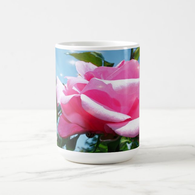 Mug Superbe rose rose dans le ciel bleu. Photographie  (Centre)