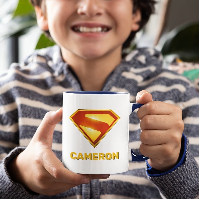Mug Superman Golden S Shield brillance (Kid holding mug)