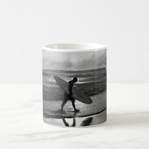Mug Surfer hawaïen à la maison, noir et blanc"