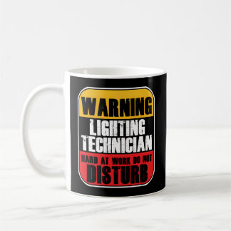 Mug Technicien en éclairage éclaire les phares Lumière