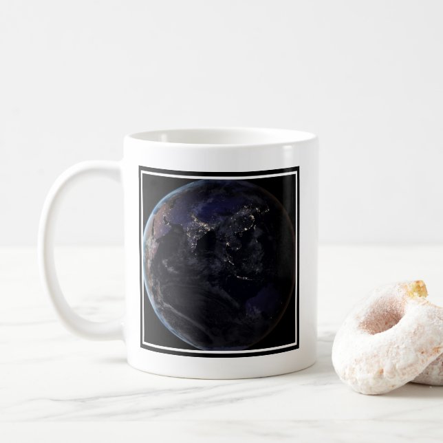 Mug Terre Pleine Montrant Les Lumières De La Ville D'A (Avec donut)