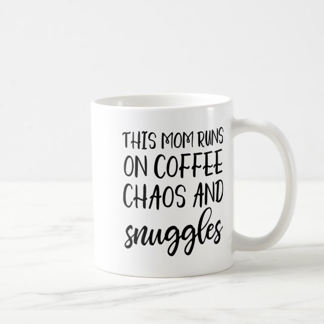 Mug This Mom Runs On Coffee Chaos And Snuggles  (Droite)