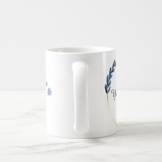 Mug Touche florale bleue personnalisée. (Poignée)