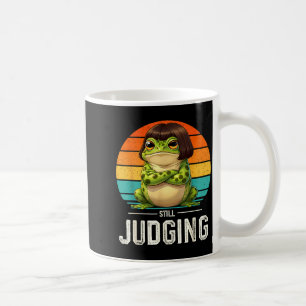 Mug Toujours en train de juger – grenouille avec coupe