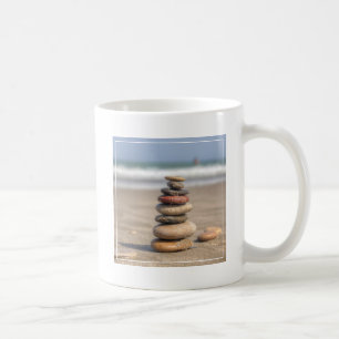 Mug Tour en pierre sur la plage