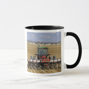 Mug Tracteur tirant un planteur de maïs de graine