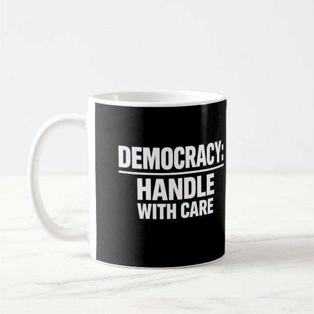 Mug Traitez la démocratie avec soin (Gauche)