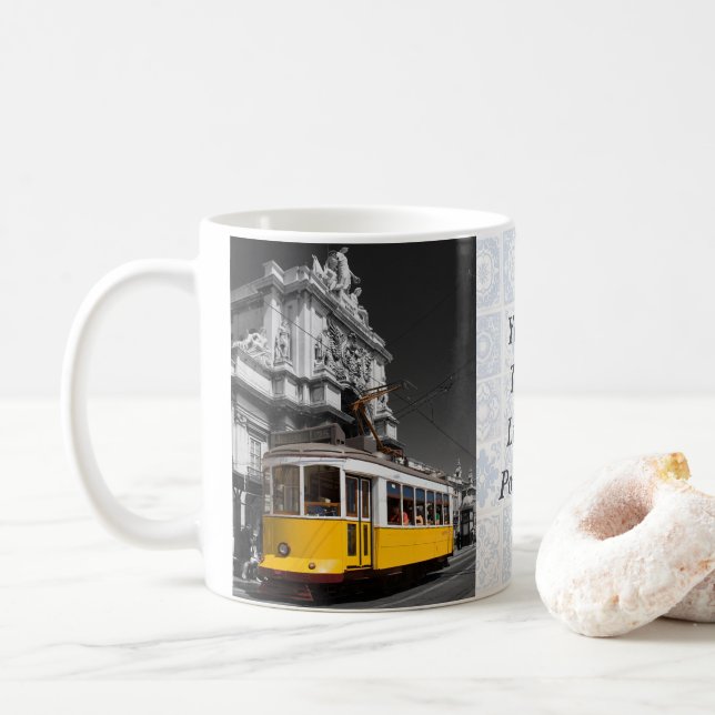 Mug Tramway jaune de Lisbonne. Arche de la rue Augusta (Avec donut)