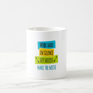 Mug Travailler dur dans le silence, laisser le succès