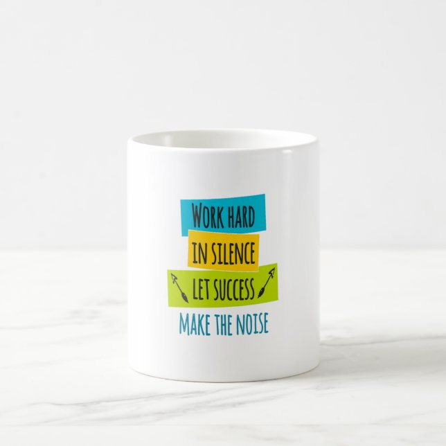 Mug Travailler dur dans le silence, laisser le succès  (Centre)