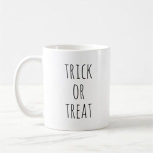 Mug Trick ou régalez. Fête d'Halloween noir et blanc