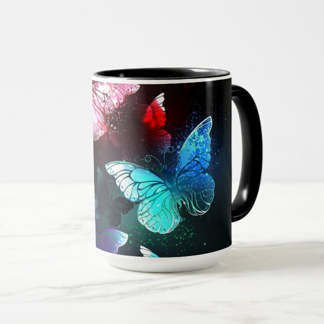 Mug Trois papillons brillants sur l'arrière - plan de  (Devant droit)