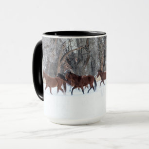 Mug Troupeau de chevaux courant dans la neige de l'hiv