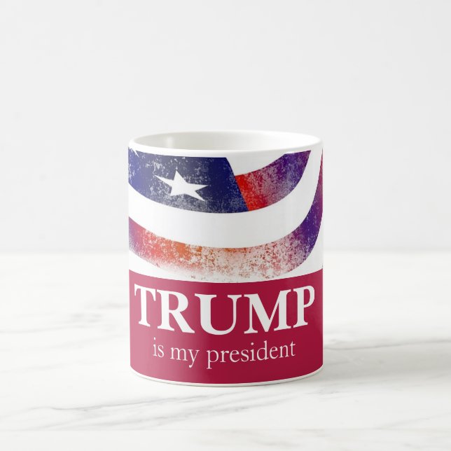Mug Trump rouge : un drapeau américain (Centre)
