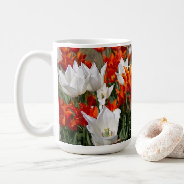 Mug Tulipes blanches et gingembre dans le jardin (Avec donut)